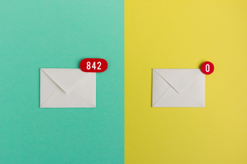 Split image - left half an envelope with over 800 unopened emails notification, right half an enveloped with zero emails