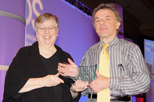 APS President Linda Bartoshuk presents Keynote Speaker Jeremy Wolfe with a memento of his address.