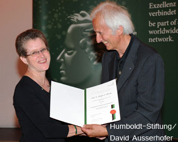 Roberta Klatzky accepts the Humboldt Research Award from Von Humboldt Foundation President Helmut Schwarz.