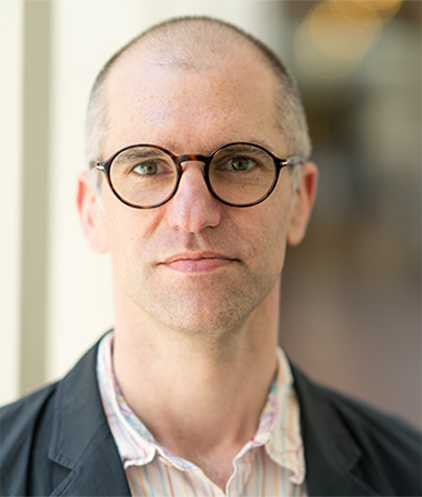 Head shot of Seth Mnookin
