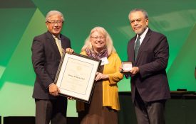 Deanna Barch receiving the Sarnat Prize from the National Academy of Medicine.