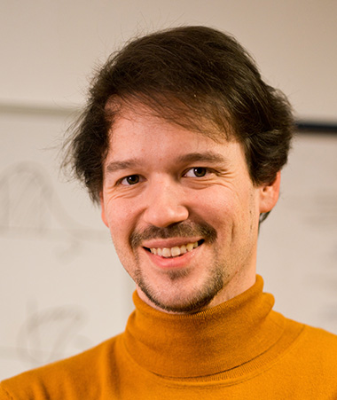 Headshot of Lukas Lengersdorff.