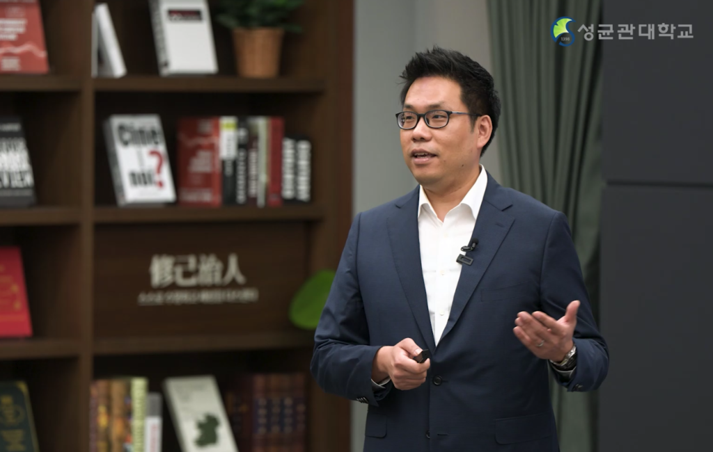Kim delivering a lecture on emotion and the brain as a part of the Sungkyun Signature Class 100 series at Sungkyunkwan University.