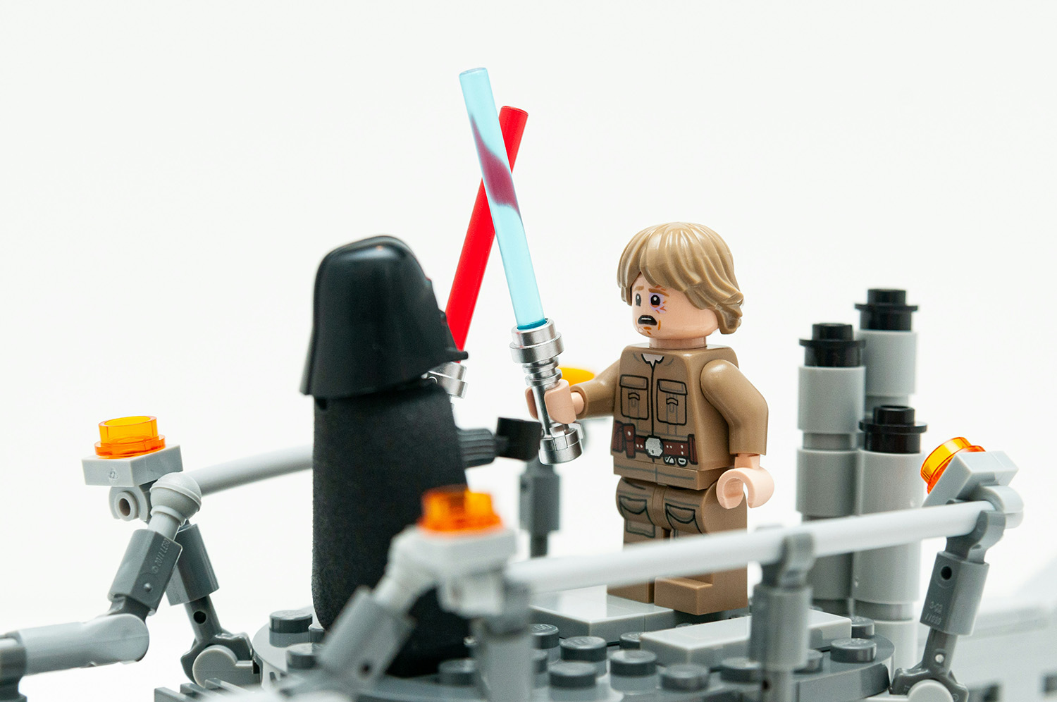 LEGO Star Wars mini figures holding red and blue lightsabers.